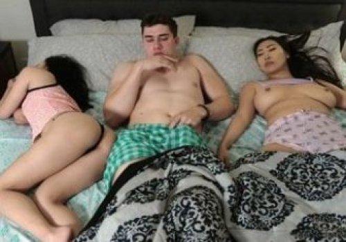 Ngủ chung giường được địt cả hai chị em quá đã