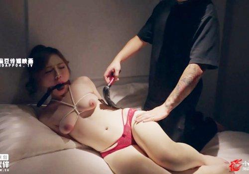 Cô nàng xinh đi đêm một mình bị hiếp dâm