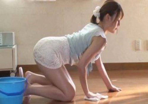 Cô em giúp việc gợi dục bị ông chủ đè ra hiếp khi đang lau nhà